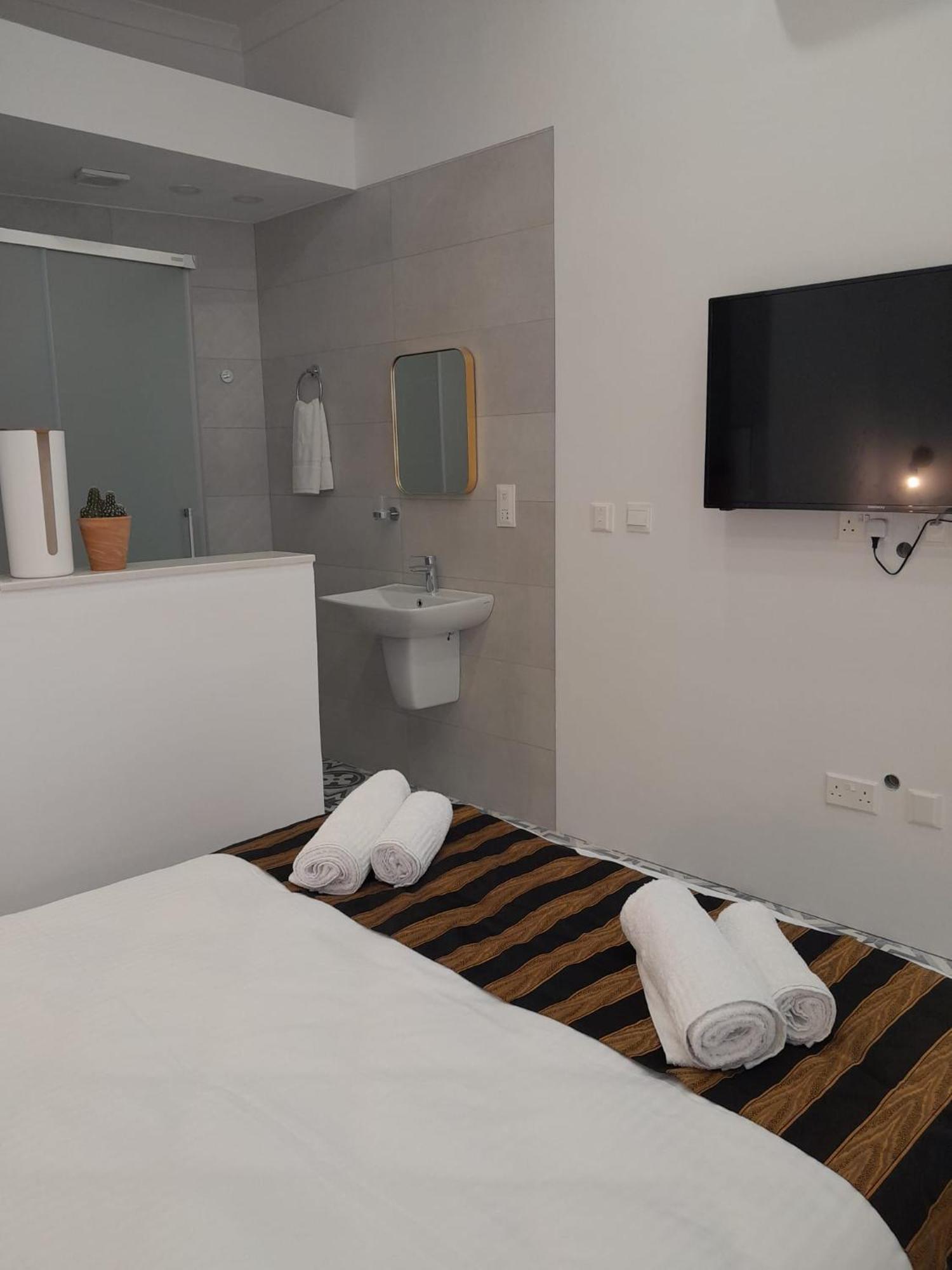 Charming Town House In Cospicua, Valperga Rooms Экстерьер фото