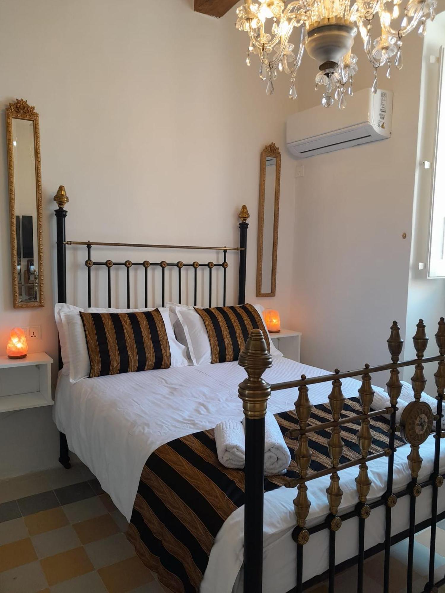 Charming Town House In Cospicua, Valperga Rooms Экстерьер фото